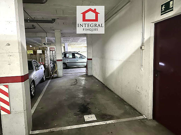 PARKING FOR A BIG CAR AND A MOTORBIKE