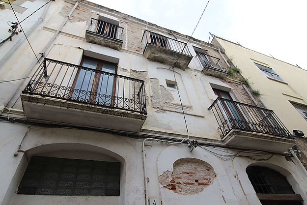 GREAT PROPERTY TO REFORM IN THE CENTER OF CALONGE