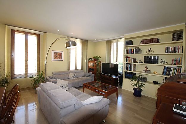 BEAUTIFUL AND SPACIOUS APARTMENT WITH PARKING IN THE OLD TOWN OF PALAMÓS